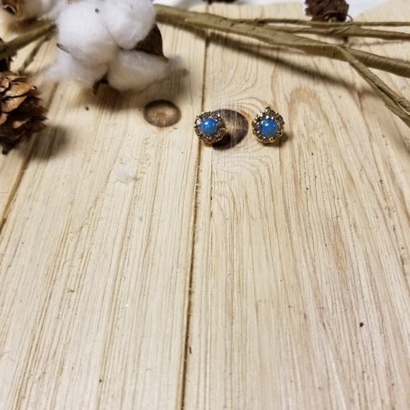 Beautiful Blue Fire Opal stud earrings in GOLD - Picture 6 of 7